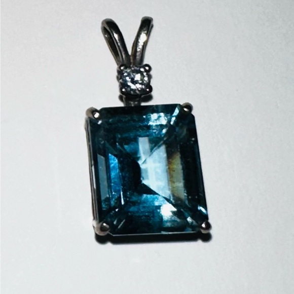 Elegant Blue topaz Pendant set in sterling silver